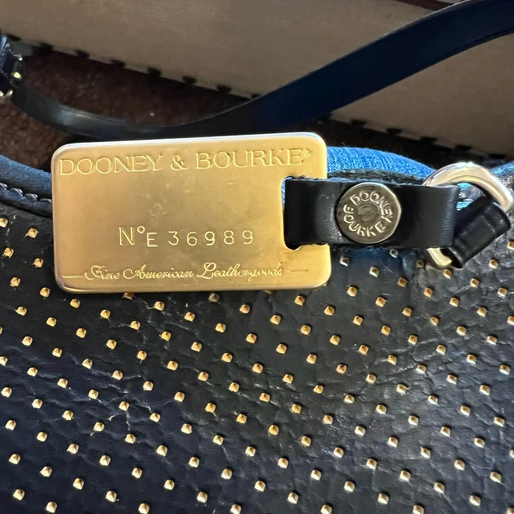 DOONEY & BOURKE BLACK LEATHER RARE VINTAGE SHOULDER HANDBAG.